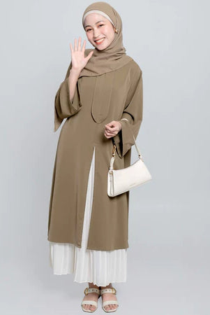 Seorang wanita menggunakan Aletha Tunic berwarna wood, sebuah tunik yang terbuat dari Cotton Bordir premium yang memberikan kenyamanan maksimal, dari Vlowy.