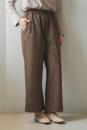 Person wearing brown culotte pants by Mistyvori against a plain background.
Serang wanita mengenakan celana kulot berwarna cokelat dari Mistyvori di depan latar belakang polos.