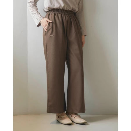 Person wearing brown culotte pants by Mistyvori against a plain background.
Serang wanita mengenakan celana kulot berwarna cokelat dari Mistyvori di depan latar belakang polos.