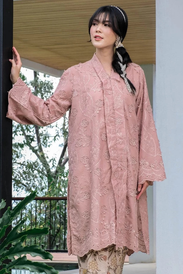 Woman wearing a pink women’s tunic by Holy Peony with subtle floral patterns, a loose silhouette, and wide sleeves. The tunic features a layered front detail and above-the-knee length, creating an elegant and flowy look.
Wanita mengenakan tunik wanita warna merah muda dari Holy Peony dengan motif floral halus, potongan longgar, dan lengan lebar. Tunik memiliki detail layering di bagian depan dengan panjang di atas lutut, menciptakan tampilan elegan dan flowy.