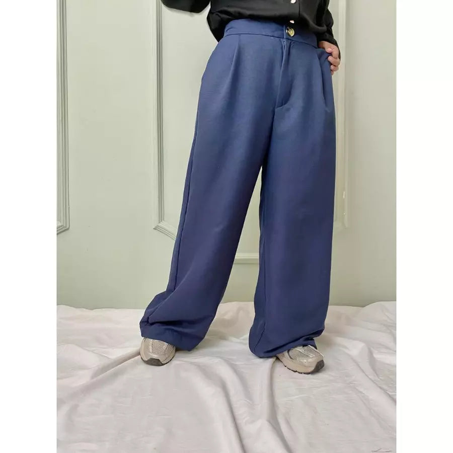 A navy high-waisted cullote trousers by Abame with a wide leg, displayed on a model against a plain background.