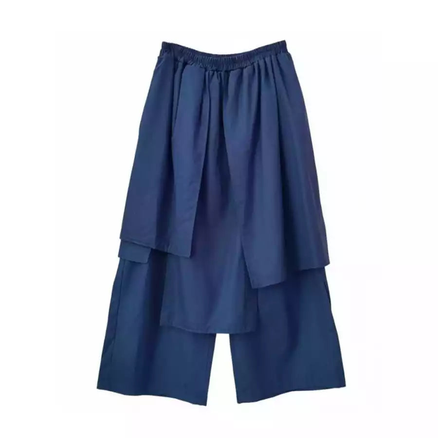 Blue layered cullotes pants by Legan on a white background.
Celana kulot biru berlapis dari Legan dengan latar belakang putih.