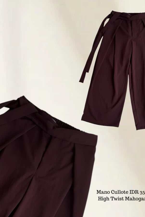 Brown wide-leg culotte pants with a belt on a light beige background, featuring the brand 'Dress Up For Faith'.
Celana kulot lebar berwarna cokelat dengan ikat pinggang pada latar belakang krem muda, menampilkan merek ‘Dress Up For Faith’.