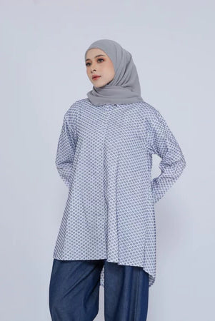 Seorang wanita memakai Maxim Tunic, tunik berlengan panjang dengan pattern, dari brand Dress Up For Faith.