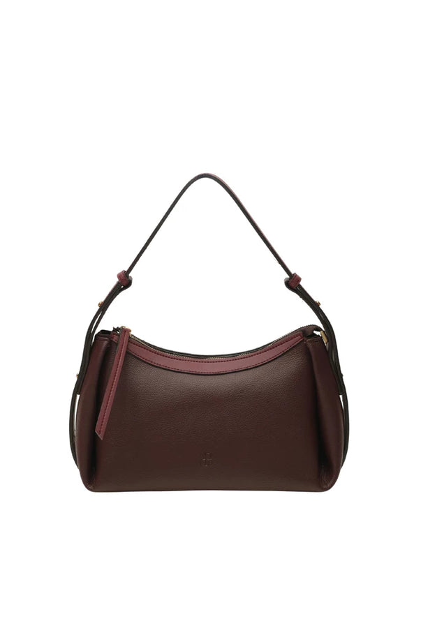 Burgundy woman's handbag by Prior on a white background.
Tas tangan wanita Burgundy buatan Prior dengan latar belakang putih.