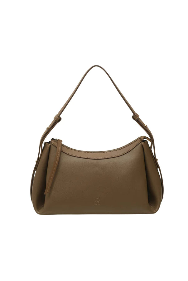 Coffee-colored woman's handbag by Prior on a white background.
Tas tangan wanita berwarna kopi buatan Prior dengan latar belakang putih.