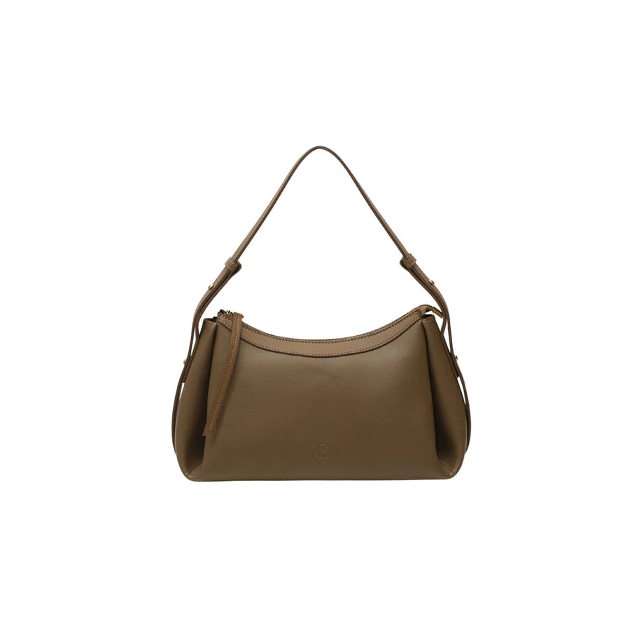 Coffee-colored woman's handbag by Prior on a white background.
Tas tangan wanita berwarna kopi buatan Prior dengan latar belakang putih.