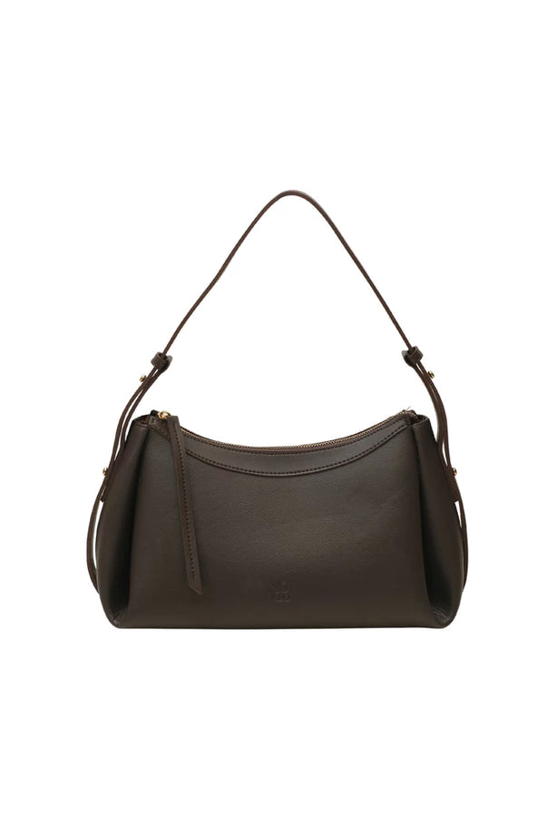 Dark brown woman's handbag by Prior on a white background.
Tas tangan wanita berwarna cokelat gelap buatan Prior dengan latar belakang putih.