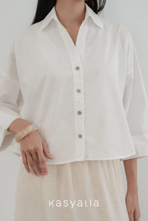 Person wearing a white button-up shirt with rolled-up sleeves on a plain background, with 'kasyalia' branding.