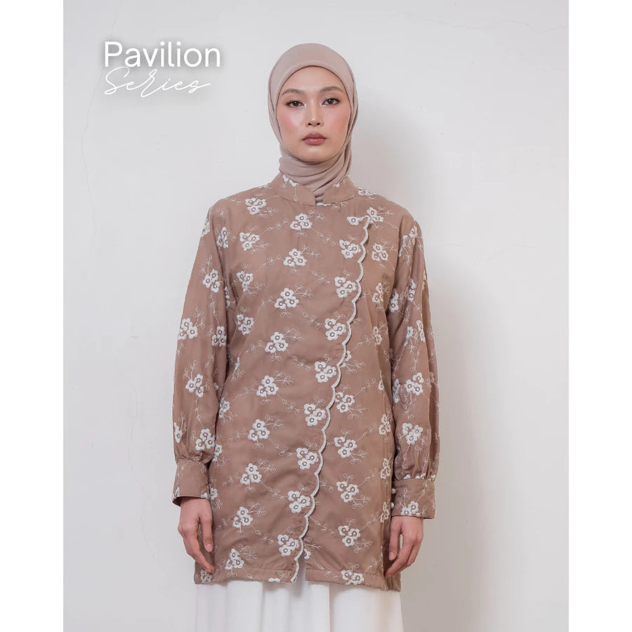 Woman wearing a brown floral tunic by Atala Scarves with a hijab against a white background.
Seorang wanita mengenakan tunik bunga-bunga berwarna cokelat dari Atala Scarves dengan hijab di latar belakang putih.