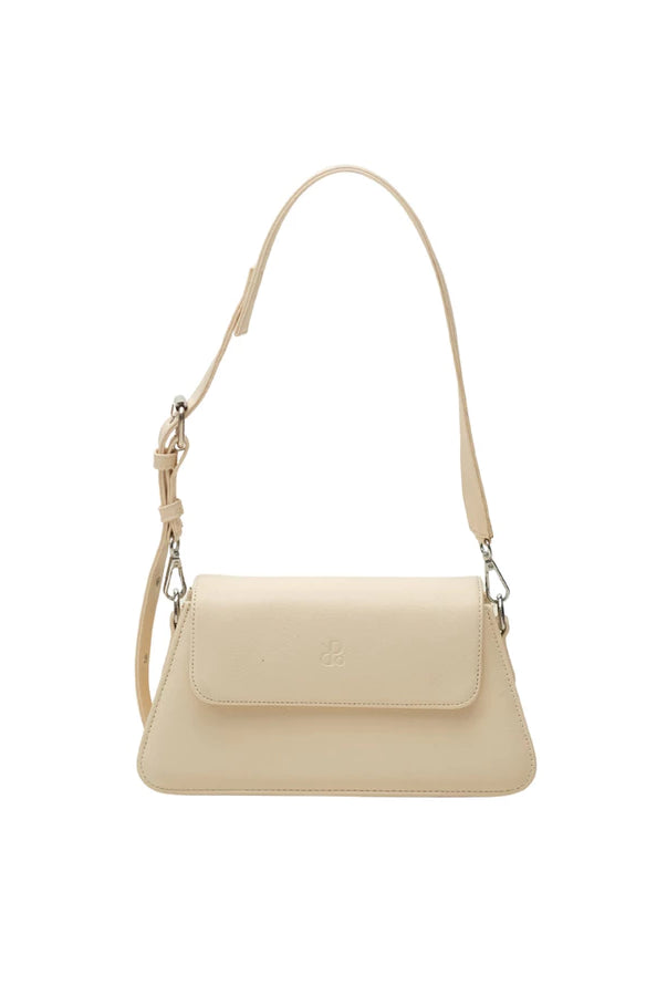 Ivory woman's handbag by Prior with a strap on a white background.
Tas tangan wanita berwarna gading dari Prior dengan tali pada latar belakang putih.
