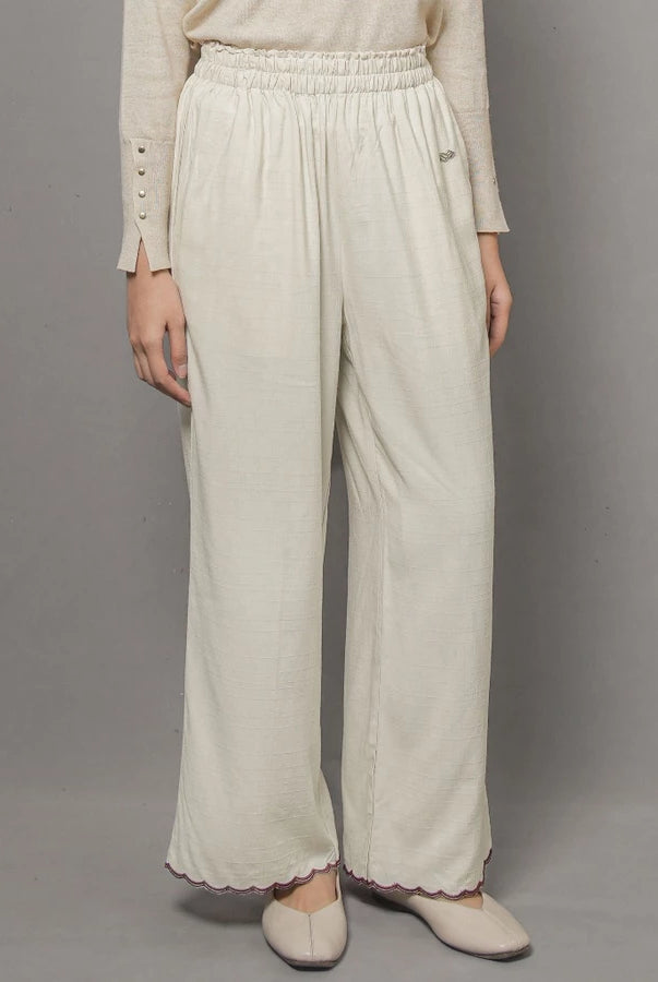 A person wearing loose, wide-leg culotte by Mistyvori in a light warm off-white or cream color, paired with a beige top and beige flats, standing against a plain gray studio background.
Seseorang mengenakan celana kulot longgar dari Mistyvori dengan potongan lebar berwarna putih gading atau krem yang terang dan hangat, dipadukan dengan atasan berwarna krem dan sepatu datar krem, berdiri di depan latar belakang studio berwarna abu-abu polos.