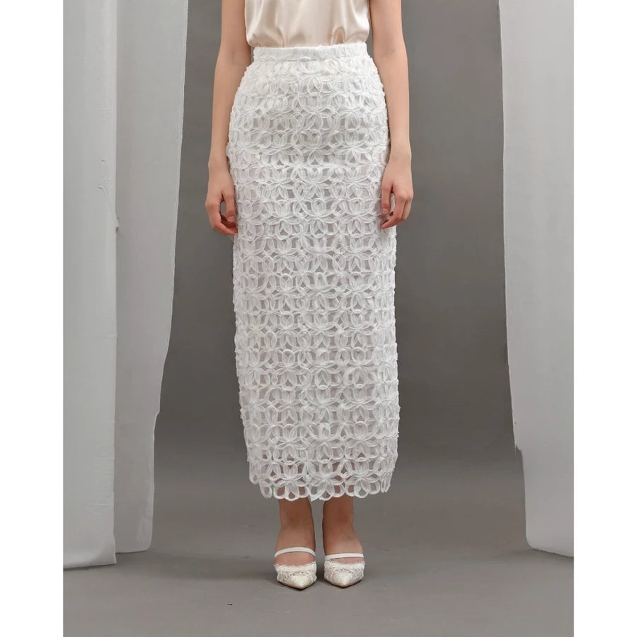 White lace skirt by Kasa Heritage worn by a person on a gray background
Rok renda putih dari Kasa Heritage yang dikenakan oleh seseorang di latar belakang abu-abu