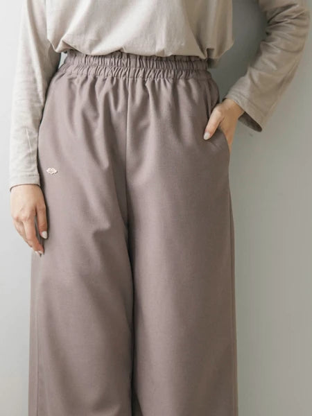 Person wearing latte-colored culotte pants by Mistyvori and a beige long-sleeve shirt against a plain background.

Seorang wanita mengenakan celana kulot berwarna latte dari Mistyvori dan kemeja lengan panjang berwarna beige di depan latar belakang polos.