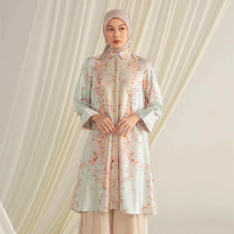 Woman wearing a light-colored floral tunic by Hijabchic with a hijab against a white curtain background.

Seorang wanita mengenakan tunik bermotif bunga berwarna terang dari Hijabchic dengan hijab di depan latar belakang tirai putih.