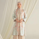 Woman wearing a light-colored floral tunic by Hijabchic with a hijab against a white curtain background.

Seorang wanita mengenakan tunik bermotif bunga berwarna terang dari Hijabchic dengan hijab di depan latar belakang tirai putih.
