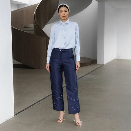 Woman wearing a light blue shirt and dark blue denim pants in a modern indoor setting.

Seorang wanita yang mengenakan kemeja biru muda dan celana denim biru tua di dalam ruangan bergaya modern.