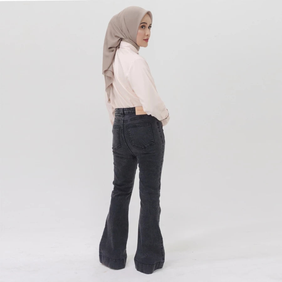 Woman wearing a beige hijab, light-colored top, and dark flared denim pants by Jenna & Kaia on a white background

Seorang wanita mengenakan hijab krem, atasan berwarna terang, dan celana denim melebar berwarna gelap dari Jenna & Kaia dengan latar belakang putih