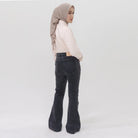 Woman wearing a beige hijab, light-colored top, and dark flared denim pants by Jenna & Kaia on a white background

Seorang wanita mengenakan hijab krem, atasan berwarna terang, dan celana denim melebar berwarna gelap dari Jenna & Kaia dengan latar belakang putih