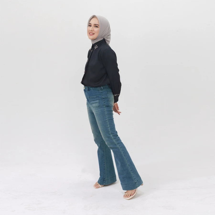 Woman wearing a black top and blue flared denim pants by Jenna & Kaia on a white background

Seorang wanita yang mengenakan atasan hitam dan celana denim berpotongan melebar berwarna biru dari Jenna & Kaia, dengan latar belakang putih