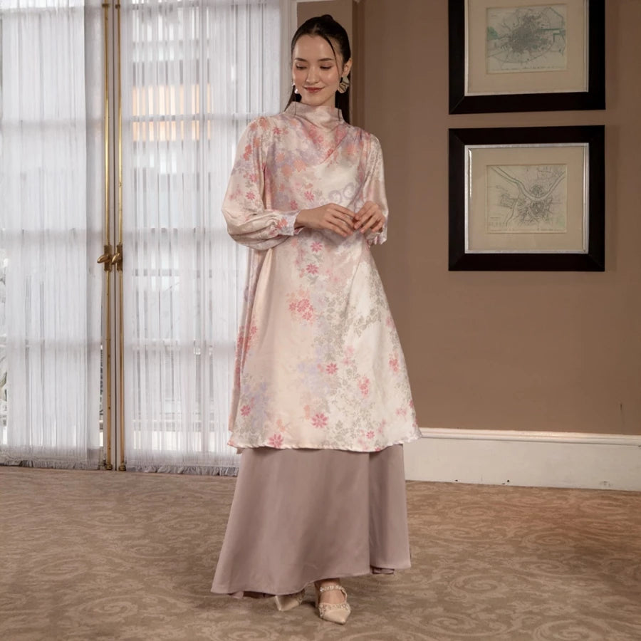 Woman wearing a peach-colored floral tunic by Hijabchic in a room with framed pictures on the wall.

Seorang wanita mengenakan tunik bermotif bunga berwarna peach dari Hijabchic di dalam ruangan dengan foto-foto yang dipajang dalam bingkai di dinding.