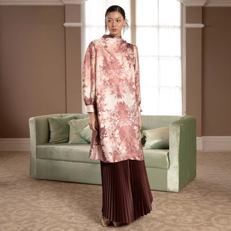 Woman in a rosewood-colored floral tunic by Hijabchic standing in a room with a green sofa and large window.

Seorang wanita mengenakan tunik bermotif bunga berwarna rosewood dari Hijabchic berdiri di dalam ruangan dengan sofa hijau dan jendela besar.
