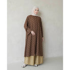 Woman wearing a brown tunic with white patterns by Mistyvori against a plain background

Seorang wanita yang mengenakan tunik cokelat dengan motif putih dari Mistyvori di atas latar belakang polos