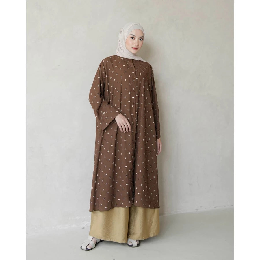 Woman wearing a brown tunic with white patterns by Mistyvori against a plain background

Seorang wanita yang mengenakan tunik cokelat dengan motif putih dari Mistyvori di atas latar belakang polos