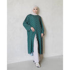 Woman wearing a emerald green tunics with white pattern by Mistyvori against a plain background

Seorang wanita mengenakan tunik berwarna hijau zamrud dengan motif putih dari Mistyvori di atas latar belakang polos