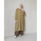 Woman wearing a long butter yellow tunic with white patterns by Mistyvori and brown pants against a plain background

Seorang wanita mengenakan tunik panjang berwarna kuning mentega dengan motif putih dari Mistyvori dan celana cokelat, dengan latar belakang polos