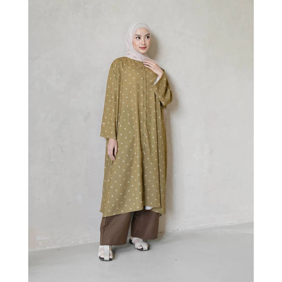 Woman wearing a long butter yellow tunic with white patterns by Mistyvori and brown pants against a plain background

Seorang wanita mengenakan tunik panjang berwarna kuning mentega dengan motif putih dari Mistyvori dan celana cokelat, dengan latar belakang polos