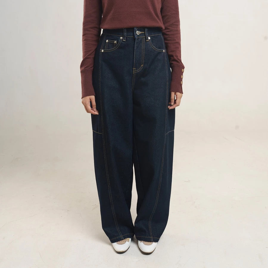 Person wearing dark blue denim pants by Jenna & Kaia and a maroon long-sleeve shirt on a light background

Seseorang yang mengenakan celana denim biru tua dari Jenna & Kaia dan kemeja lengan panjang berwarna merah marun di atas latar belakang terang