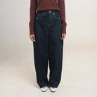 Person wearing dark blue denim pants by Jenna & Kaia and a maroon long-sleeve shirt on a light background

Seseorang yang mengenakan celana denim biru tua dari Jenna & Kaia dan kemeja lengan panjang berwarna merah marun di atas latar belakang terang