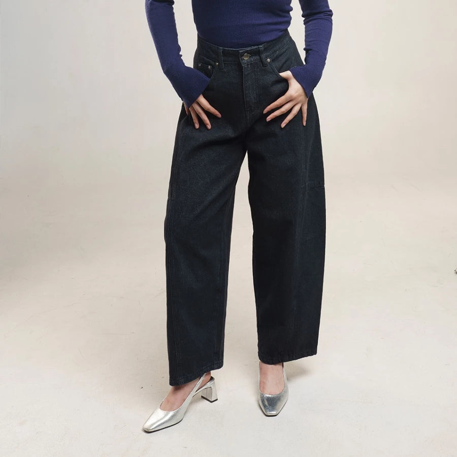 Person wearing black high-waisted denim pants by Jenna & Kaia and a dark top on a plain background

Seorang wanita mengenakan celana denim hitam berpinggang tinggi dari Jenna & Kaia serta atasan berwarna gelap di latar belakang polos