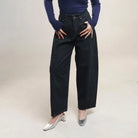 Person wearing black high-waisted denim pants by Jenna & Kaia and a dark top on a plain background

Seorang wanita mengenakan celana denim hitam berpinggang tinggi dari Jenna & Kaia serta atasan berwarna gelap di latar belakang polos