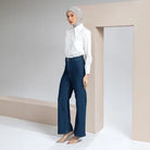 Woman wearing a white blouse and blue jeans with a hijab in a minimalistic setting.

Seorang wanita yang mengenakan blus putih dan celana denim biru serta hijab, dalam latar belakang yang minimalis.