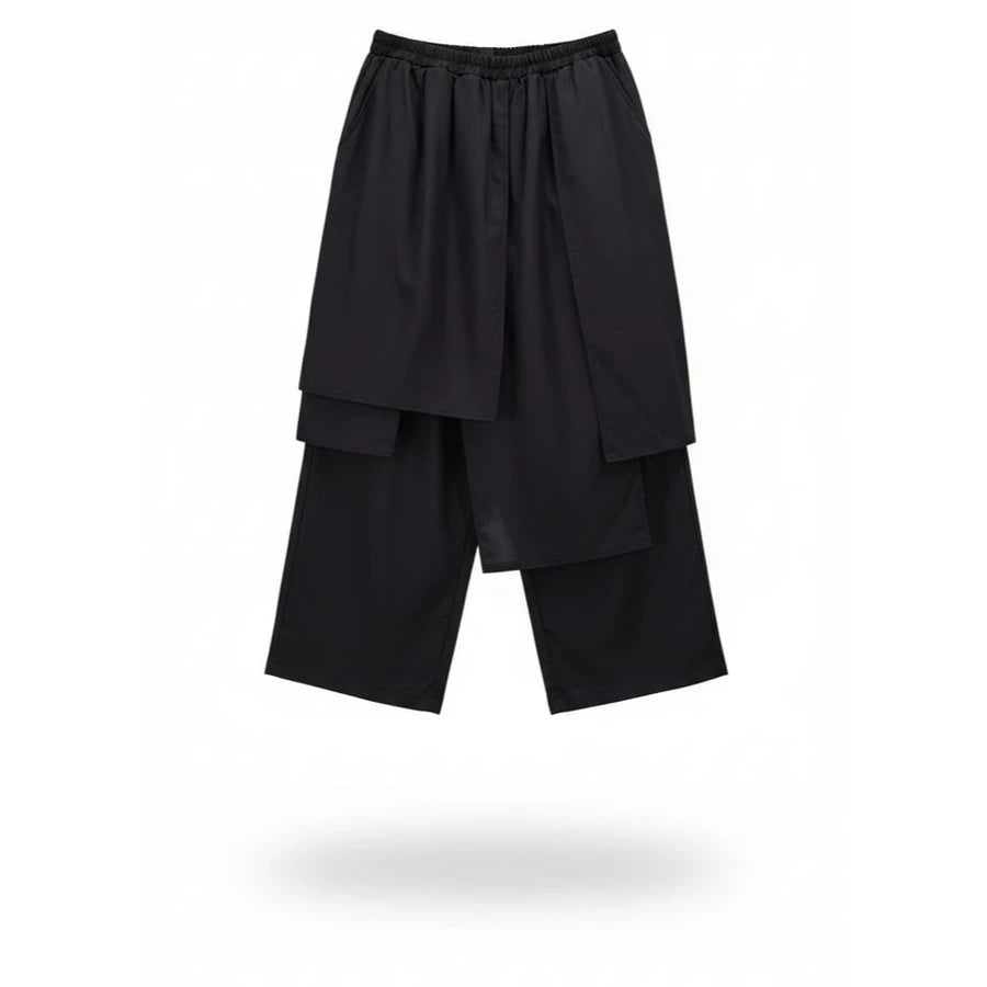 Black layered cullotes pants by Legan on a white background.

Celana kulot hitam berlapis dari Legan dengan latar belakang putih.