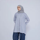 Seorang wanita memakai Maxim Tunic, tunik berlengan panjang dengan pattern, dari brand Dress Up For Faith.