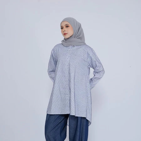 Seorang wanita memakai Maxim Tunic, tunik berlengan panjang dengan pattern, dari brand Dress Up For Faith.