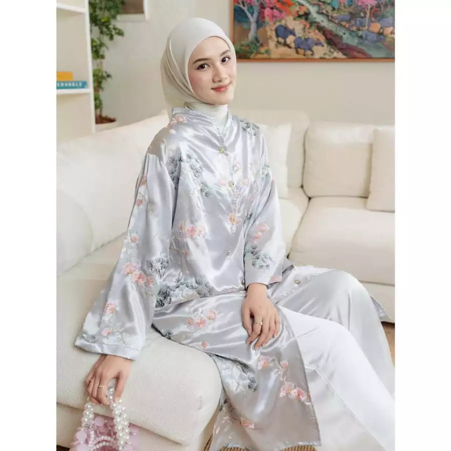 Woman in a blue floral tunic by Haidee Orlin sitting on a couch in a living room.

Seorang wanita mengenakan tunik bermotif bunga berwarna biru karya Haidee Orlin sedang duduk di sofa di ruang tamu.