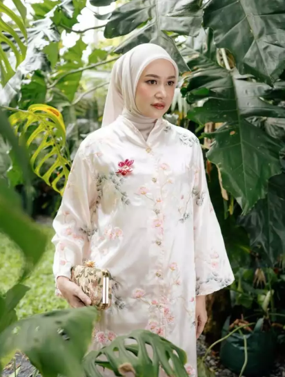 Woman in a pink floral tunic by Haidee Orlin standing among green plants

Seorang wanita mengenakan tunik bermotif bunga berwarna pink karya Haidee Orlin sedang berdiri di antara tanaman hijau