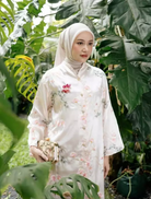 Woman in a pink floral tunic by Haidee Orlin standing among green plants

Seorang wanita mengenakan tunik bermotif bunga berwarna pink karya Haidee Orlin sedang berdiri di antara tanaman hijau