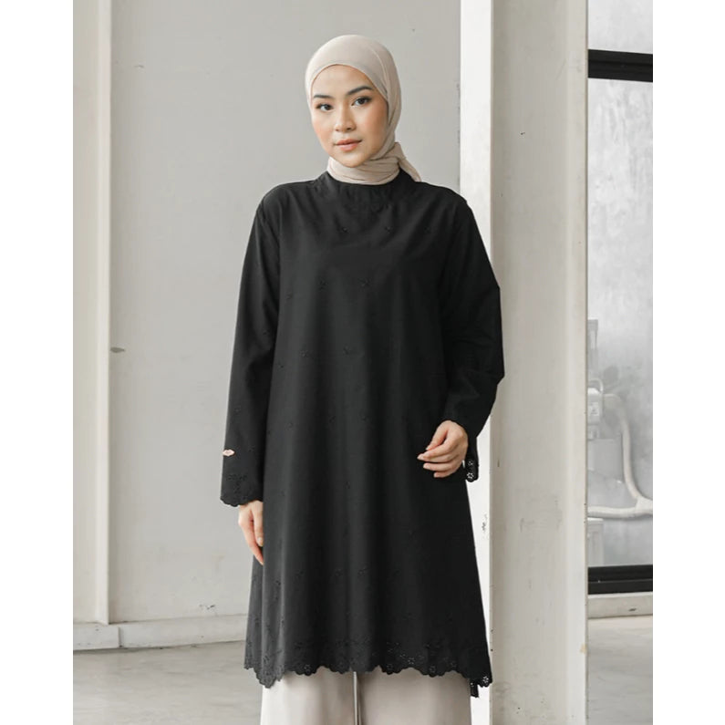 Person wearing a black long-sleeve tunic by Mistyvori with a plain background

Seorang wanita mengenakan tunik lengan panjang berwarna hitam dari Mistyvori dengan latar belakang polos.