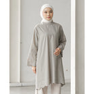 Woman wearing a light gray long-sleeve tunic by Mistyvori with lace details against a white background

Wanita mengenakan tunik lengan panjang berwarna abu-abu muda dari Mistyvori dengan detail renda di atas latar belakang putih.