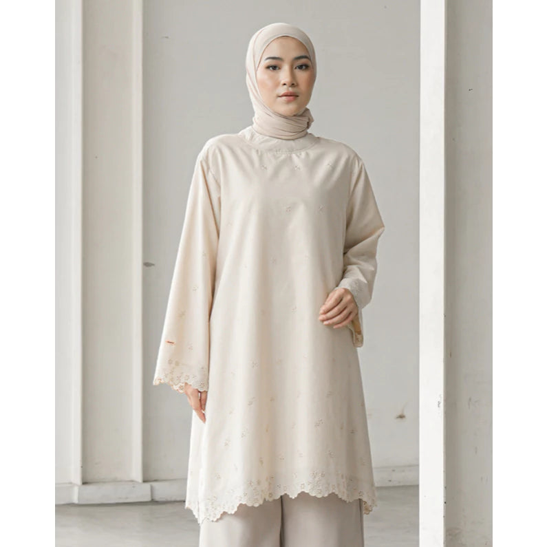 Woman wearing a beige long tunic by Mistyvori with a hijab in a minimalistic setting

Seorang wanita mengenakan tunik panjang berwarna beige dari Mistyvori dengan hijab dalam setting minimalis.