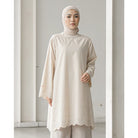 Woman wearing a beige long tunic by Mistyvori with a hijab in a minimalistic setting

Seorang wanita mengenakan tunik panjang berwarna beige dari Mistyvori dengan hijab dalam setting minimalis.