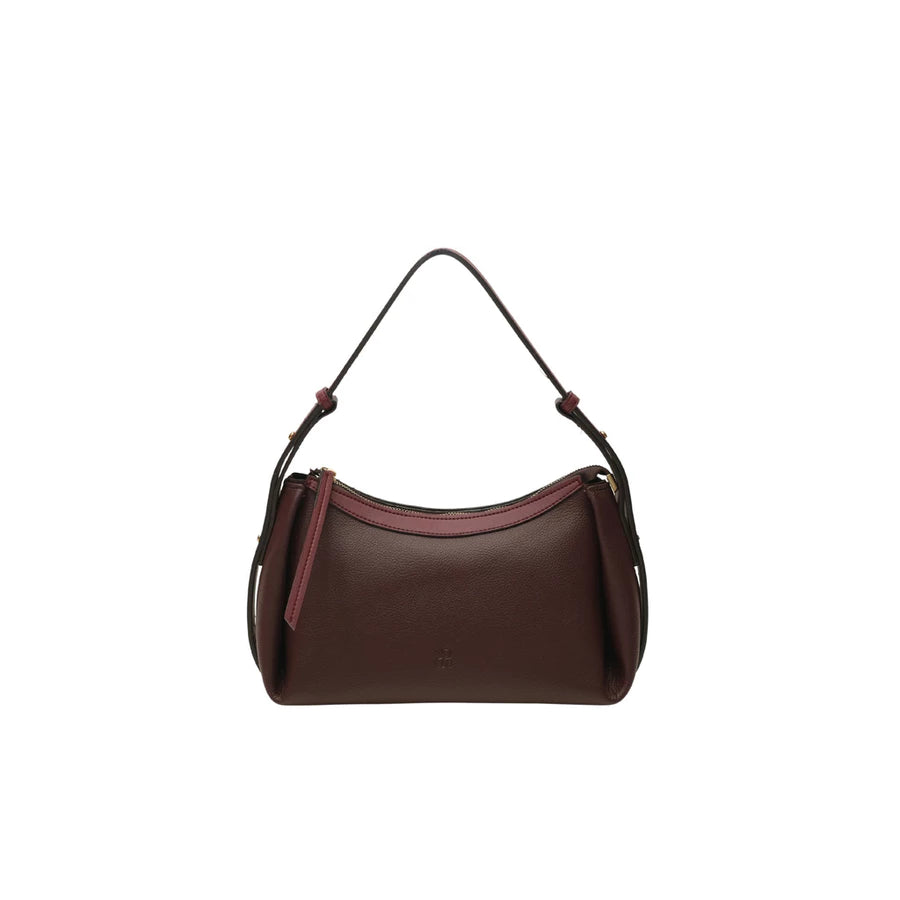 Burgundy woman's handbag by Prior on a white background.

Tas tangan wanita Burgundy buatan Prior dengan latar belakang putih.