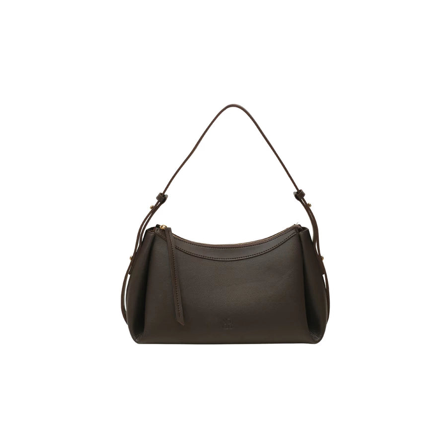 Dark brown woman's handbag by Prior on a white background.

Tas tangan wanita berwarna cokelat gelap buatan Prior dengan latar belakang putih.