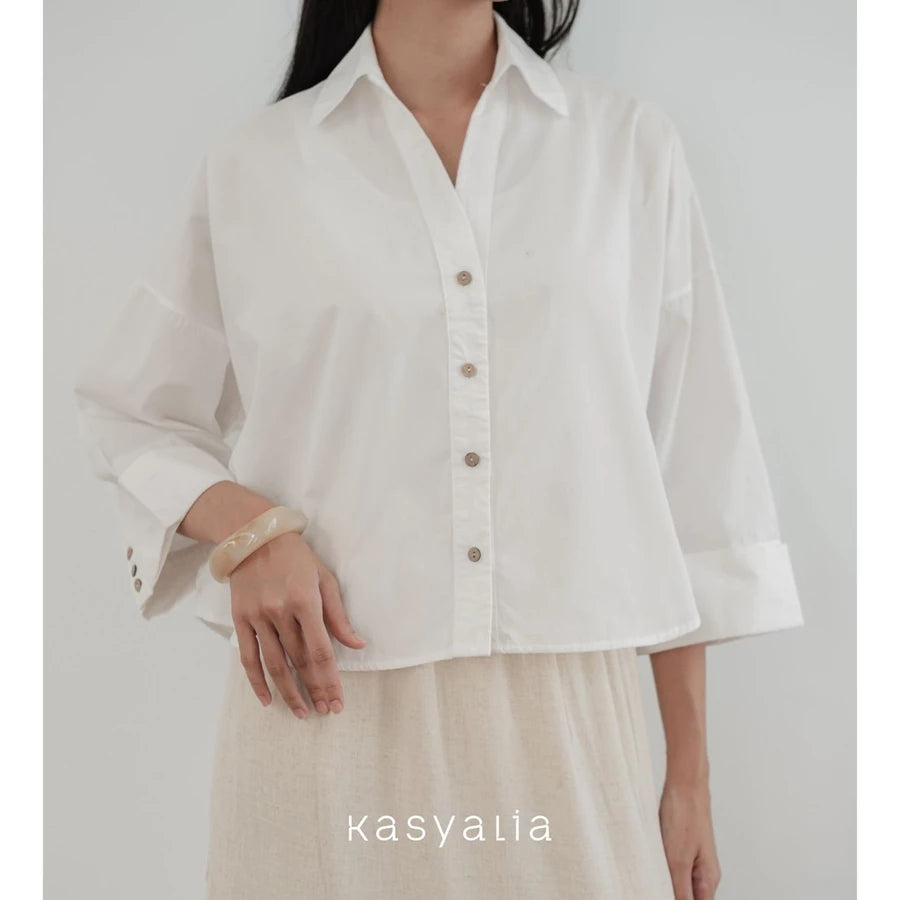 Person wearing a white button-up shirt with rolled-up sleeves on a plain background, with 'kasyalia' branding.