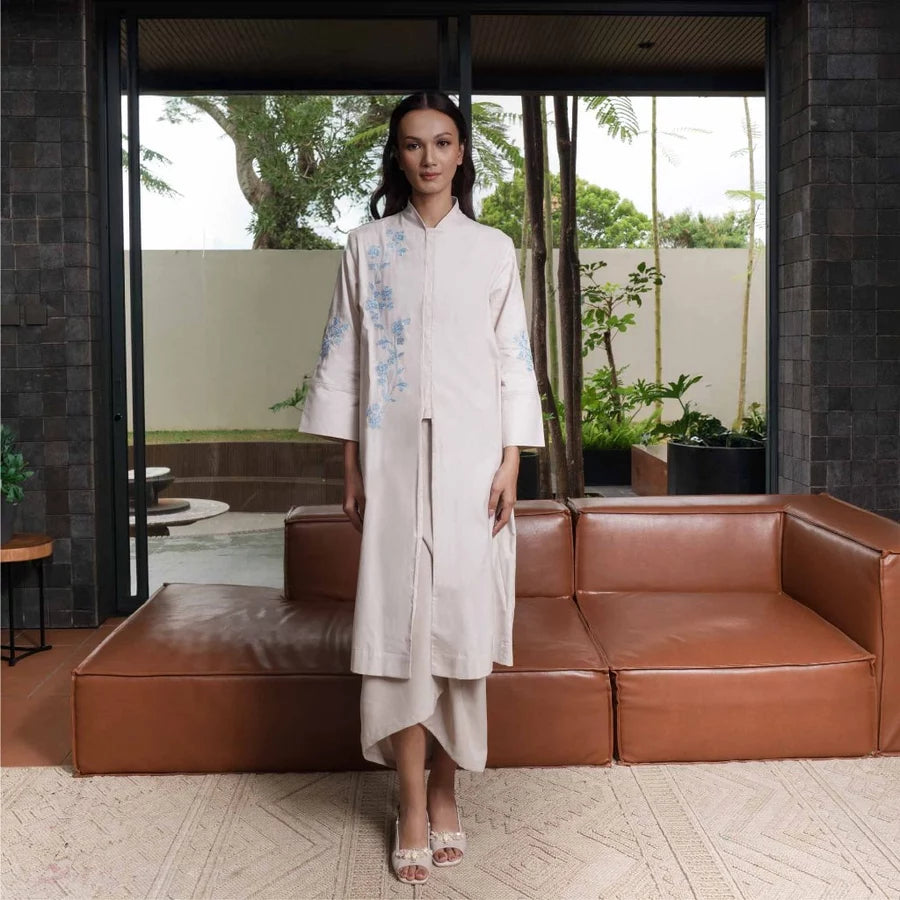 Woman in a light-colored tunic by Jenna & Kaia standing in a modern indoor setting with a brown leather sofa and glass doors.

Seorang wanita mengenakan tunik berwarna terang dari Jenna & Kaia berdiri di dalam ruangan modern dengan sofa kulit cokelat dan pintu kaca.
